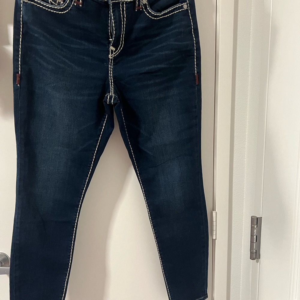 Ladies True Religion jeans with beautiful white detail on the back pockets.